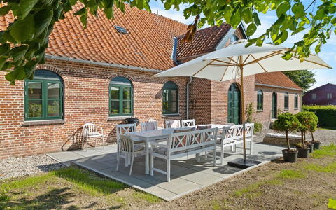 Brun - 1.5Km from the Sea: Dach, Haus, Zuhause, Hütte, Tür, Abstellgleis, Deck, Veranda, Planke, Hartholz