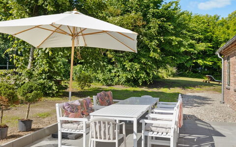 Brun - 1.5Km from the Sea: Dach, Haus, Zuhause, Hütte, Tür, Abstellgleis, Deck, Veranda, Planke, Hartholz