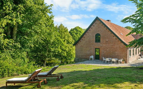 Brun - 1.5Km from the Sea: Dach, Haus, Zuhause, Hütte, Tür, Abstellgleis, Deck, Veranda, Planke, Hartholz