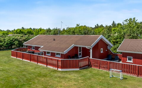 Hans - 1.2Km from the Sea: Holz, Zuhause, Veranda, Deck, Hartholz, Dach, Holzbeize, Holzboden, Eco Hotel