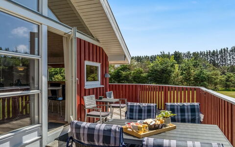 Hans - 1.2Km from the Sea: Holz, Zuhause, Veranda, Deck, Hartholz, Dach, Holzbeize, Holzboden, Eco Hotel