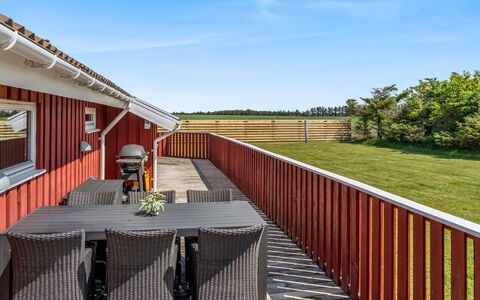 Hans - 1.2Km from the Sea: Holz, Zuhause, Veranda, Deck, Hartholz, Dach, Holzbeize, Holzboden, Eco Hotel