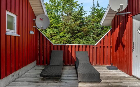Hans - 1.2Km from the Sea: Holz, Zuhause, Veranda, Deck, Hartholz, Dach, Holzbeize, Holzboden, Eco Hotel