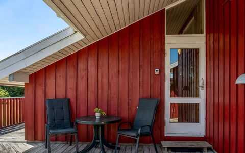 Hans - 1.2Km from the Sea: Holz, Zuhause, Veranda, Deck, Hartholz, Dach, Holzbeize, Holzboden, Eco Hotel
