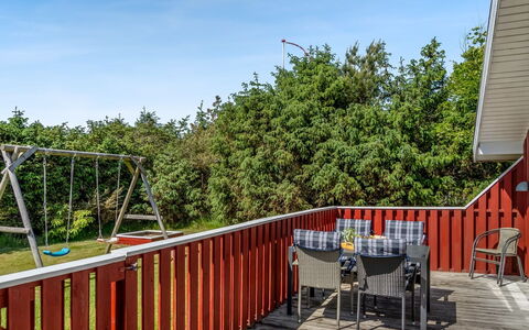 Hans - 1.2Km from the Sea: Holz, Zuhause, Veranda, Deck, Hartholz, Dach, Holzbeize, Holzboden, Eco Hotel