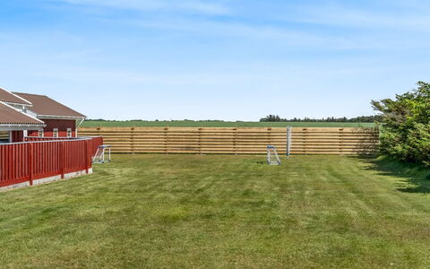 Hans - 1.2Km from the Sea: Holz, Zuhause, Veranda, Deck, Hartholz, Dach, Holzbeize, Holzboden, Eco Hotel