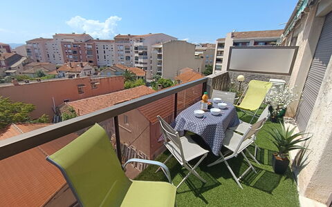 Le Semiramis: Möbel, Flooring, Interior Design, Holz, Küche & Esszimmer Tisch, Fussboden, Stuhl, Tabelle, Esszimmer, Decke