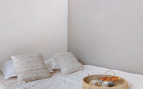 Daphné: Möbel, Flooring, Interior Design, Holz, Küche & Esszimmer Tisch, Fussboden, Stuhl, Tabelle, Esszimmer, Decke