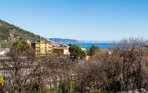 Tra le Onde: Himmel, Wohngebiet, Menschliche Siedlung, Küste, Vorort, Bergdorf, Ferienort, Balkon