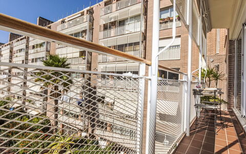 Vila Olimpica Sant Marti: Pflanze, Gebäude, Fenster, Himmel, Urban Design, Wohngebiet, Zaun, Eigentumswohnung, Materialeigenschaft, Fassade