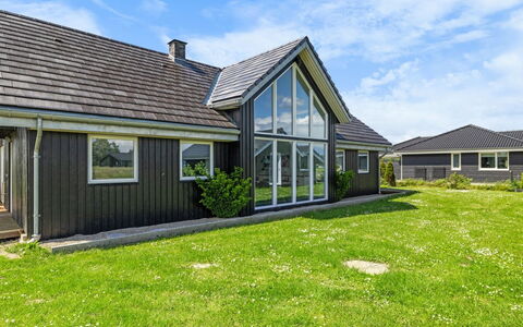 Ung - 460M from the Sea: Haus, Dach, Zuhause, Hütte, Strauch, Ground, Estate, Bauernhaus, Abstellgleis, Gartenbauten