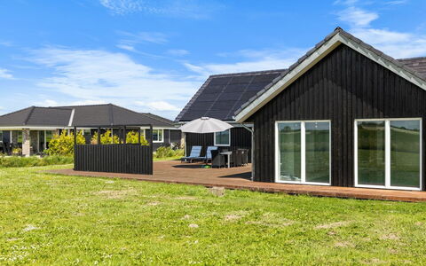 Ung - 460M from the Sea: Haus, Dach, Zuhause, Hütte, Strauch, Ground, Estate, Bauernhaus, Abstellgleis, Gartenbauten