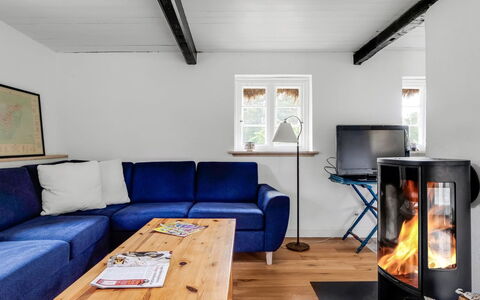 Annabeth - 900M from the Sea: Flooring, Möbel, Holz, Fussboden, Holzboden, Interior Design, Couch, Wohnzimmer, Beleuchtung, Zuhause