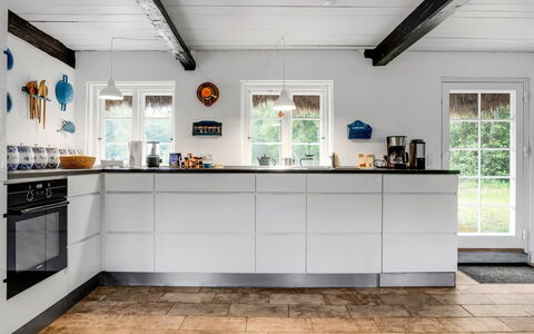 Annabeth - 900M from the Sea: Flooring, Küche, Küchengerät, Fussboden, Major Appliance, Countertop, Cabinetry, Haushaltsgerät, Herd, Fliese