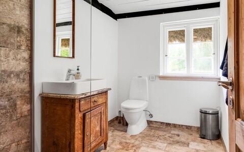 Annabeth - 900M from the Sea: Wand, Flooring, Armatur, Holz, Fussboden, Interior Design, Decke, Installation, Zapfhahn, Badezimmer