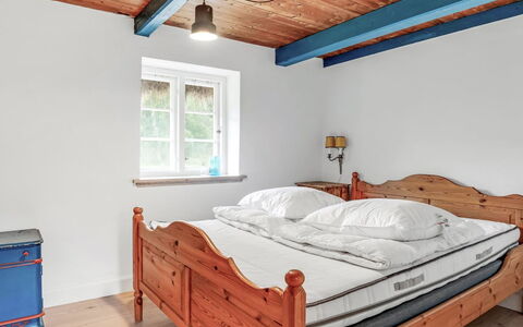 Annabeth - 900M from the Sea: Bett, Möbel, Schlafzimmer, Holz, Bedding, Interior Design, Bettdecke, Flooring, Fussboden, Zimmer