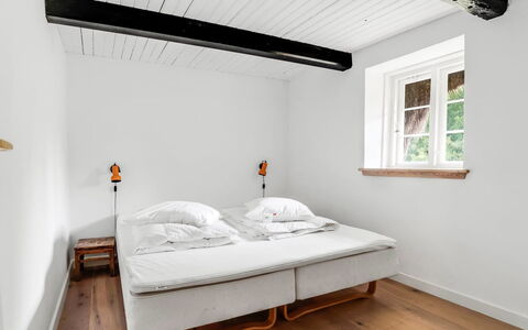 Annabeth - 900M from the Sea: Möbel, Interior Design, Holz, Flooring, Fussboden, Schlafzimmer, Bett, Decke, Beleuchtung, Zimmer