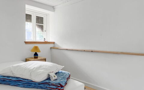 Annabeth - 900M from the Sea: Holz, Flooring, Fussboden, Interior Design, Decke, Holzboden, Schlafzimmer, Hartholz, Bett, Zimmer