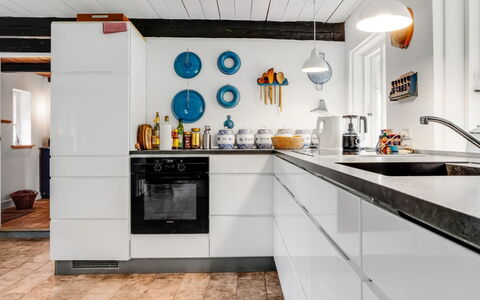 Annabeth - 900M from the Sea: Küche, Küchengerät, Countertop, Major Appliance, Interior Design, Flooring, Cabinetry, Holz, Haushaltsgerät, Möbel