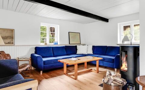 Annabeth - 900M from the Sea: Holz, Möbel, Zuhause, Interior Design, Flooring, Fussboden, Zimmer, Wohnzimmer, Holzboden, Couch