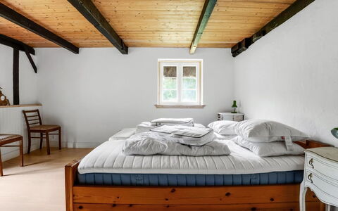 Annabeth - 900M from the Sea: Möbel, Bett, Interior Design, Schlafzimmer, Flooring, Fussboden, Bedding, Holz, Bettdecke, Decke