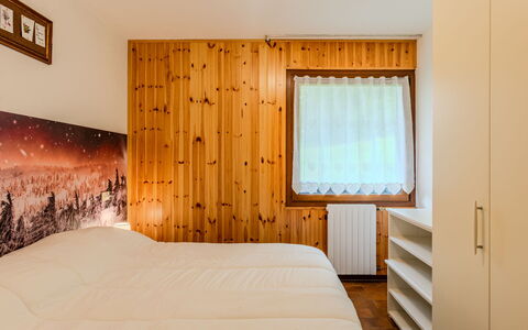 Boris: Holz, Schlafzimmer, Bett, Interior Design, Bettdecke, Flooring, Decke, Fussboden, Bedding, Zimmer