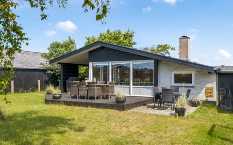 Yardila - 900M from the Sea: Estate, Schatten, Auffahrt, Bauernhaus