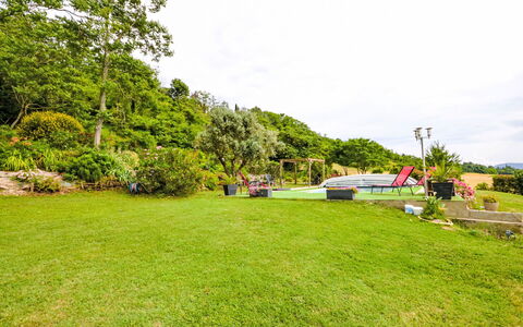 Douce Campagne: Garten, Gartenmöbel, Resort, Schatten, Freizeit, Rasen, Eco Hotel, Landscaping, Zelt, Park