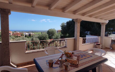 La Casetta Di Greise: Möbel, Fussboden, Tabelle, Veranda, Gartenmöbel, Stuhl, Schatten, Balkon, Säule, Holzbeize