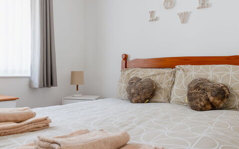 Bliss: Bett, Möbel, Bedding, Schlafzimmer, Bettdecke, Interior Design, Linens, Holz, Zimmer, Fussboden