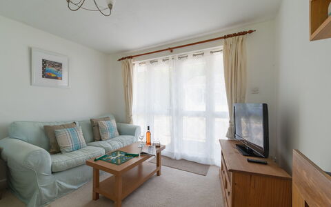 Bliss: Möbel, Holz, Interior Design, Couch, Decke, Zimmer, Fussboden, Wohnzimmer, Wohnung