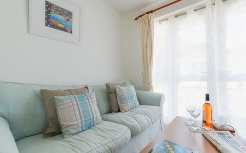 Bliss: Möbel, Interior Design, Couch, Flooring, Holz, Fussboden, Zimmer, Decke, Wohnzimmer, Wohnung