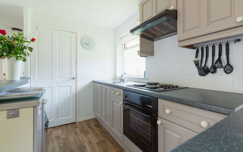Bliss: Küche, Countertop, Küchengerät, Cabinetry, Major Appliance, Interior Design, Möbel, Holz, Flooring, Spüle