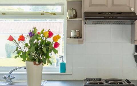 Bliss: Küche, Interior Design, Countertop, Küchengerät, Cabinetry, Zuhause, Beleuchtung, Haushaltsgerät, Zimmer, Spüle