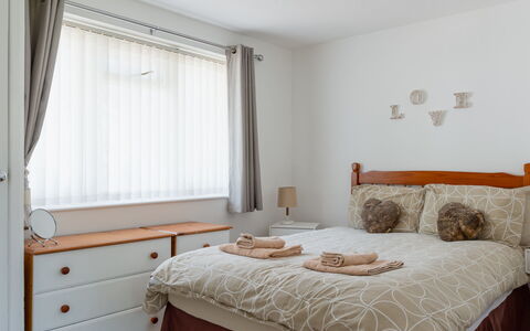 Bliss: Möbel, Bett, Bedding, Interior Design, Schlafzimmer, Bettdecke, Wand, Linens, Zimmer, Holz