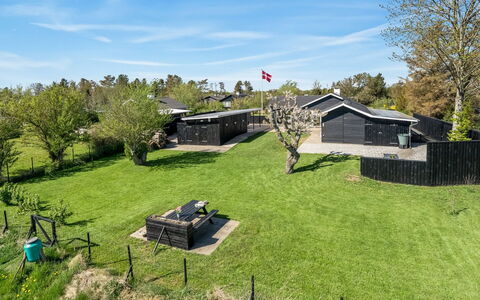Herwarth - 400M from the Sea: Grundstueck, Rasen, Garten, Landscaping, Hütte, Schatten, Hinterhof, Garten, Estate, Gartenbauten