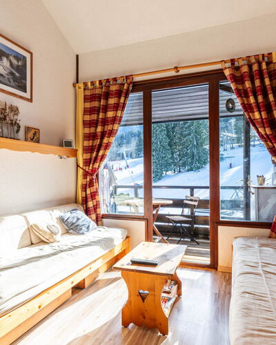 Grand Morillon: Holz, Möbel, Hütte, Blockhaus, Holzbeize, Hartholz, Wohnzimmer, Holz, Schnee, Stuhl