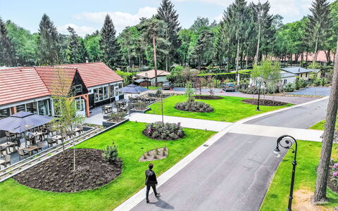 Douglas: Öffentlicher Raum, Garten, Auffahrt, Landscaping, Garten, Schatten, Bürgersteig, Rasen, Park, Flagstone