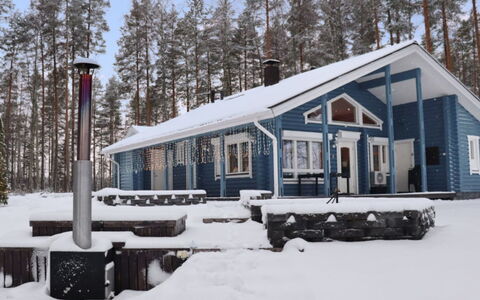 Villa Vulpe: Bett, Möbel, Schlafzimmer, Interior Design, Bedding, Bettdecke, Flooring, Holz, Fussboden, Zimmer