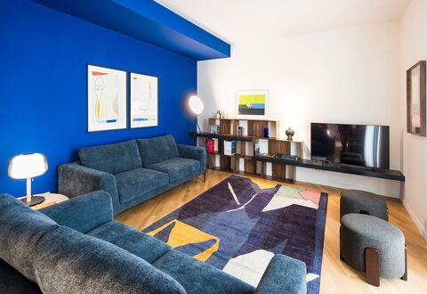 Il Monumento: Möbel, Blau, Interior Design, Flooring, Wand, Couch, Fussboden, Decke, Wohnzimmer, Zimmer