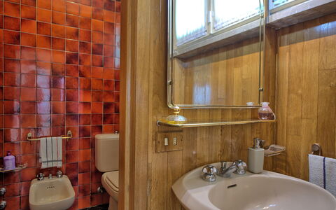 Villa Adriana: Bad Sink, Badezimmer, Armatur, Wand, Sinken, Interior Design, Flooring, Zapfhahn, Fussboden, Installation