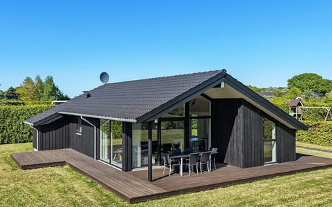 Kody - 400M from the Sea: Haus, Zuhause, Tür, Dach, Hütte, Estate, Garten, Schatten, Abstellgleis, Garten