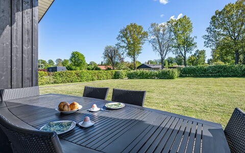 Kody - 400M from the Sea: Haus, Zuhause, Tür, Dach, Hütte, Estate, Garten, Schatten, Abstellgleis, Garten