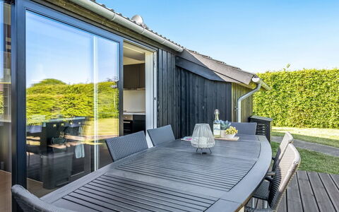 Kody - 400M from the Sea: Haus, Zuhause, Tür, Dach, Hütte, Estate, Garten, Schatten, Abstellgleis, Garten