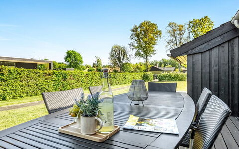 Kody - 400M from the Sea: Haus, Zuhause, Tür, Dach, Hütte, Estate, Garten, Schatten, Abstellgleis, Garten