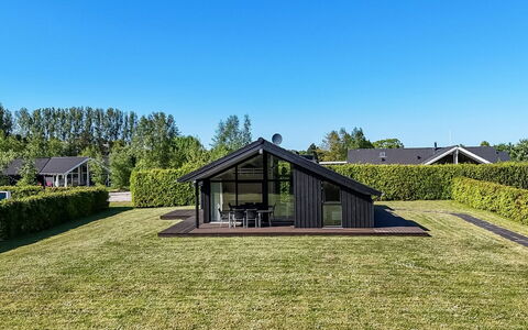 Kody - 400M from the Sea: Haus, Zuhause, Tür, Dach, Hütte, Estate, Garten, Schatten, Abstellgleis, Garten