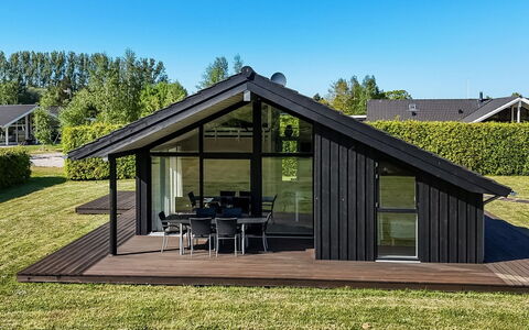 Kody - 400M from the Sea: Haus, Zuhause, Tür, Dach, Hütte, Estate, Garten, Schatten, Abstellgleis, Garten