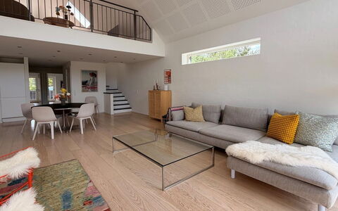 Anelle - 2.5Km from the Sea: Möbel, Interior Design, Flooring, Fussboden, Couch, Holz, Holzboden, Wohnzimmer, Decke, Beleuchtung