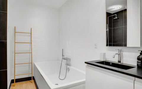 Anelle - 2.5Km from the Sea: Flooring, Fussboden, Interior Design, Wand, Armatur, Badezimmer, Decke, Installation, Zapfhahn, Zimmer