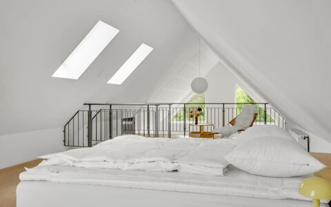 Anelle - 2.5Km from the Sea: Möbel, Interior Design, Flooring, Fussboden, Holz, Holzboden, Schlafzimmer, Bett, Beleuchtung, Zuhause